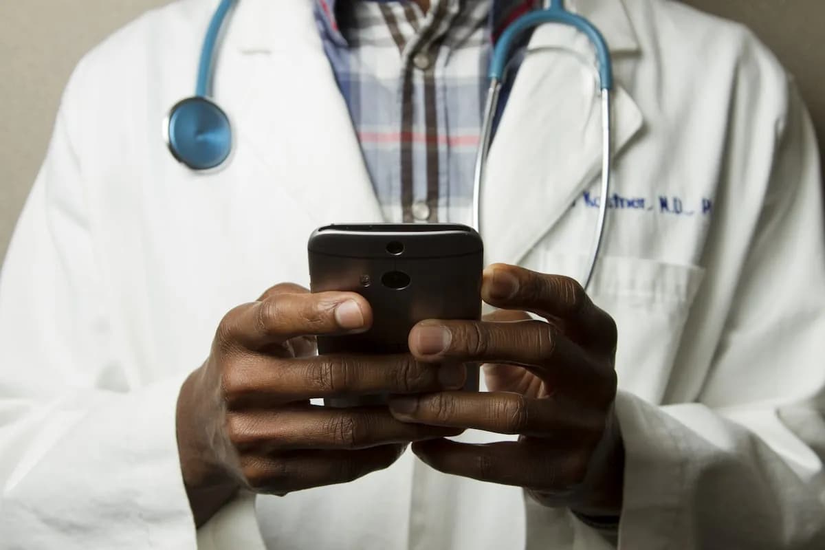 Médico em videoconsulta com paciente